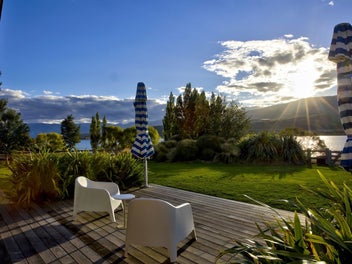 Private Lakefront Living