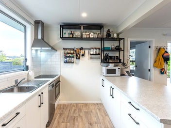 Sunny Waikanae Starter