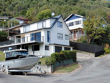 Heart of Picton, All day Sun and Harbour Views