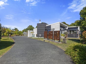 STYLISH MODERN FAMILY LIVING!