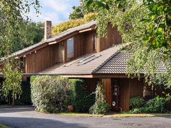 ARCHITECTURALLY DESIGNED FAMILY HOME