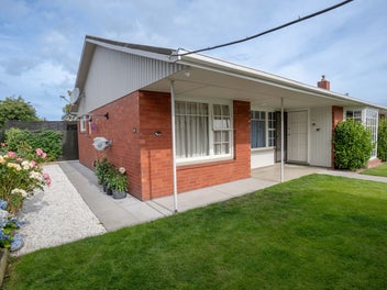 Quiet Cul-de-Sac Living – Great School Zones