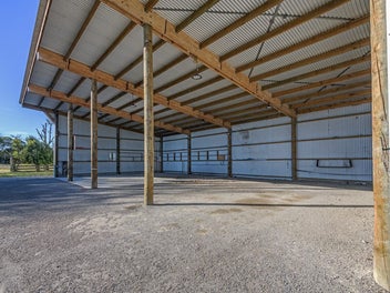 4-Bay Shedding on 7615sqm- No Covenants