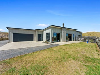 3 BED, 3 BATH, SEA VIEWS!