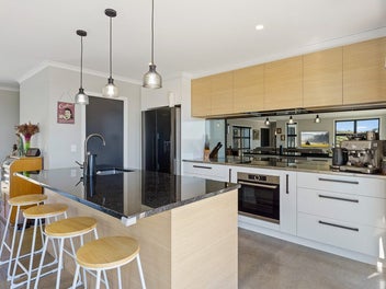 3 BED, 3 BATH, SEA VIEWS!