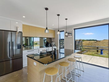 3 BED, 3 BATH, SEA VIEWS!