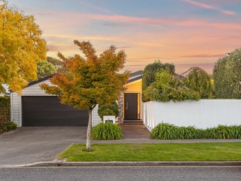 Rebuilt & extended 2011, must view!