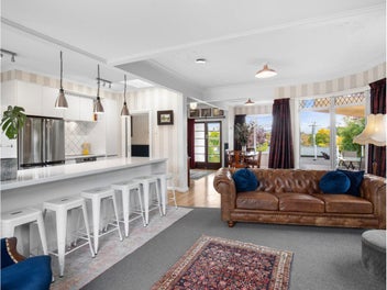 Iconic Alexandra Close To Town