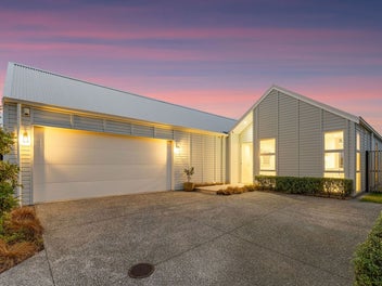 Coastal Architectural Living on the Waterway