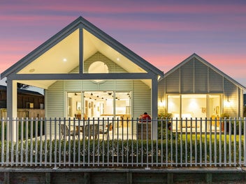 Coastal Architectural Living on the Waterway