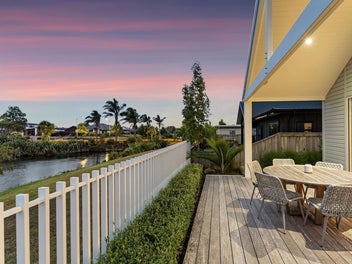 Coastal Architectural Living on the Waterway