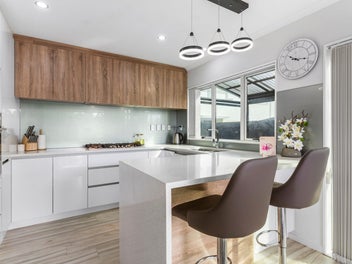 Spacious Five Bedroom Family Living Near the Coast