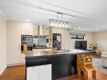 Stylish, Easy Living in Popular Wallaceville