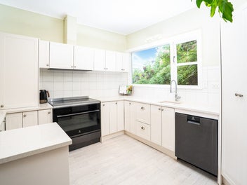 PRIVATE HIDEAWAY WITH SUN & VIEWS IN CITY-END KARO