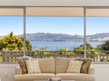 Hilltop rarity – spacious, versatile and views