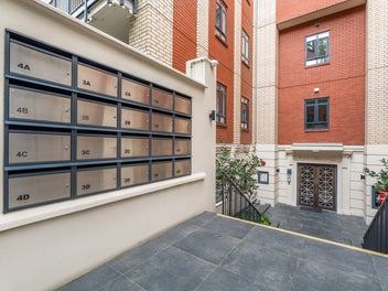 Uptown Manhattan On Upper Queen