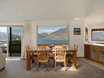 Queenstown Hill Holiday Home - Must Be Sold!
