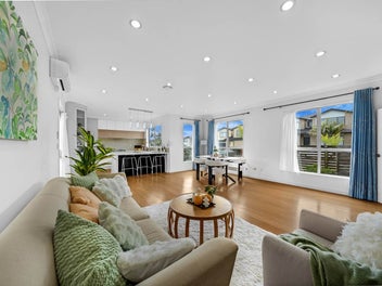 Corner Haven, 5 Beds, 3 Ensuites, Walk to Schools