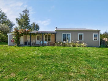 4 bedrooms 3 bathrooms and 1460m2 of land!!