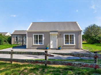 4 bedrooms 3 bathrooms and 1460m2 of land!!