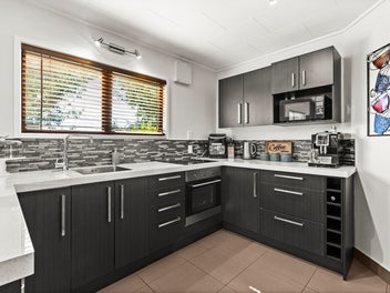 Immaculate Family Living in a Prime Location