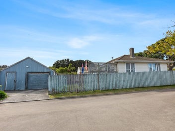 SUNNY SINGLE LEVEL WITH HUGE GARAGE & WORKSHOP