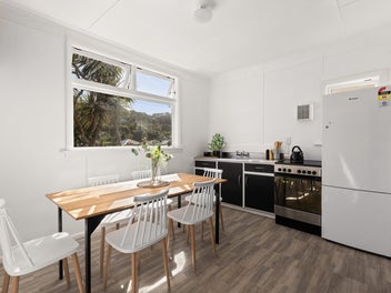 Prime Stanley Street Home & Income!