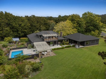 Spacious and leafy Matakana family home with pool