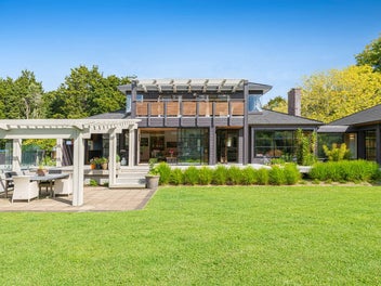 Leafy Matakana Family Home with Pool