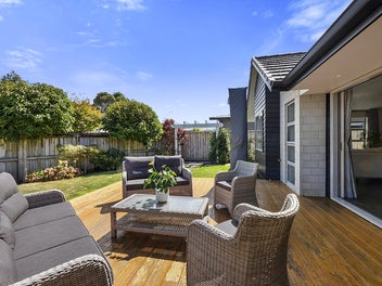 Executive living in Sought-After Highlands Park