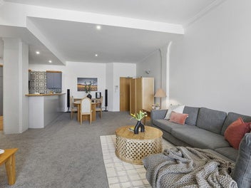 PRIME MOUNT VIC APARTMENT WITH CAR PARK!