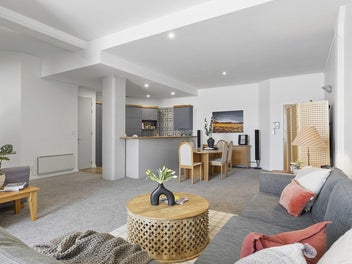 SUNNY MOUNT VIC APARTMENT WITH PARKING!