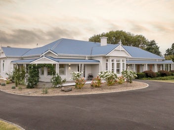 Timeless Elegance in Parklike Grounds