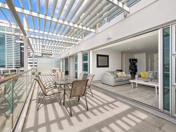 Waterfront Luxury, Vendor Says Sell!