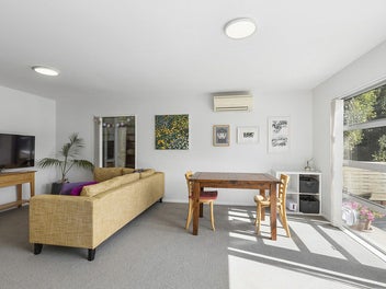 MODERN 2-BED TOWNHOUSE NEAR SHOPS & SHORE