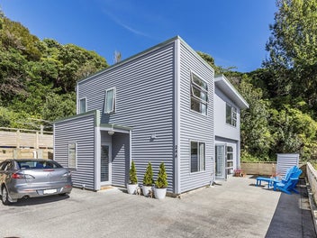 SUNNY FREEHOLD HOME NEAR SHOPS & SHORE