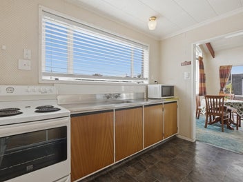 AFFORDABLE, SUNNY TOWNHOUSE WITH RETRO CHARM