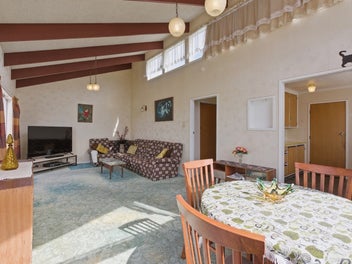 AFFORDABLE, SUNNY TOWNHOUSE WITH RETRO CHARM