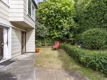 Cosy Living in a Connected Location