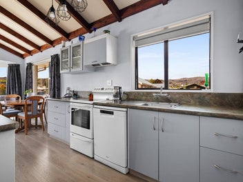 COMFORTABLE HOME, MODERN TOUCHES