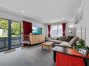 Cute, Low Maintenance & Close to Town