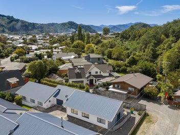 Cute, Low Maintenance & Close to Town