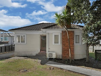 Rare Find - Double income + 1002m² MHS zoning