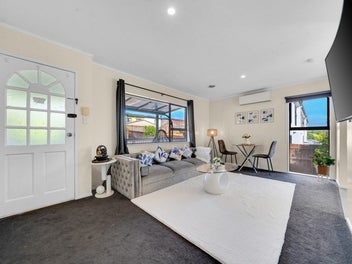 Space, Sun & Urgency - Owners Moving to Australia!