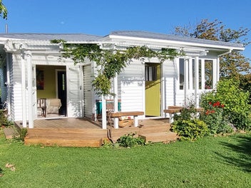 Sunny Cottage & Garden Haven with Rural Views