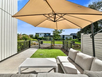 Immaculate, low maintenance, lock-up and leave!