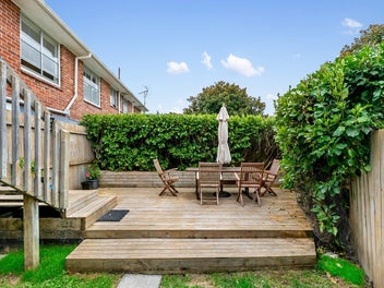 Sun-Soaked Living with Space to Enjoy