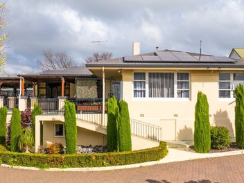 Income that does the talking, approx. $1,300+ pw