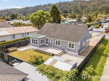 Seamless Family Living In Stokes Valley Heart