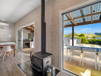 Sunny Open-Plan Living, Views + Double Glazed